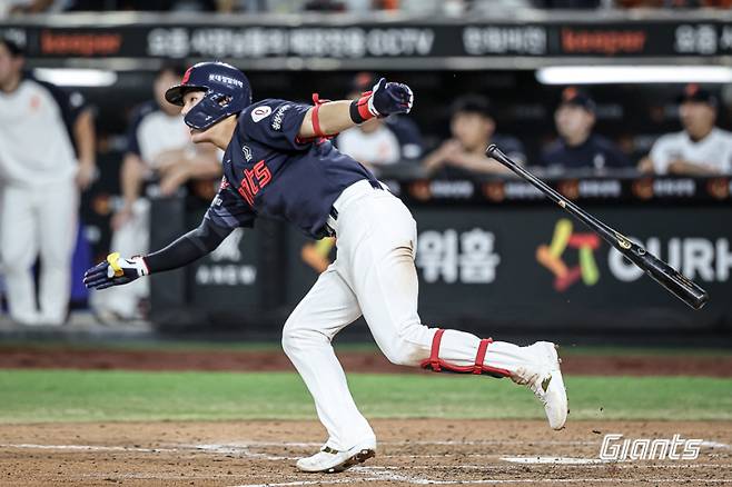 한태양이 12일 한화전 8회 타석에서 좌전 안타를 치고 출루하는 모습.&nbsp;