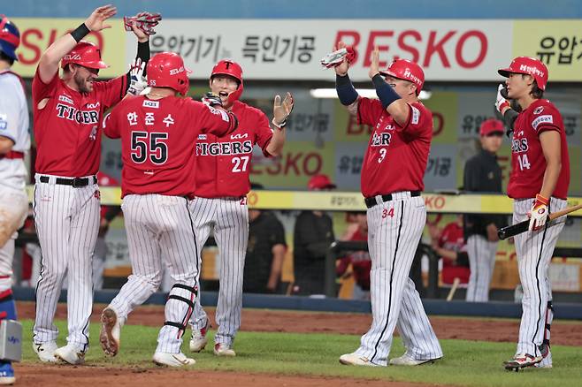 KIA 한준수가 13일 대구 삼성전 8회 개인 첫 만루 홈런을 터뜨린 후 동료들의 축하를 받고 있다. 사진=KIA 제공