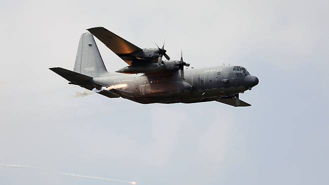 공군 C-130 수송기