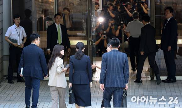 자본시장과 금융투자업에 관한 법률 위반, 정치자금법 위반, 특정범죄 가중처벌 등에 관한 법률 위반(알선수재) 등의 혐의를 받는 윤석열 전 대통령 부인 김건희 씨가 지난 12일 오전 서울 서초구 서울중앙지법에서 열린 구속 전 피의자 심문(영장실질심사)에 출석하고 있다. [사진=사진공동취재단]