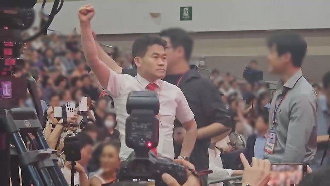 전한길(본명 전유관) 씨가 지난 8일 대구 엑스코에서 열린 국민의힘 대구·경북 합동연설회에 참석한 모습