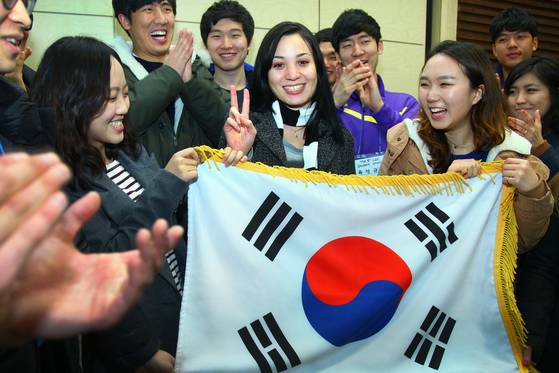 아자리아 임이 지난 2013년 2월 한남대 신입생 오리엔테이션에서 태극기를 들고 선배들의 환영을 받는 모습. 사진 한남대