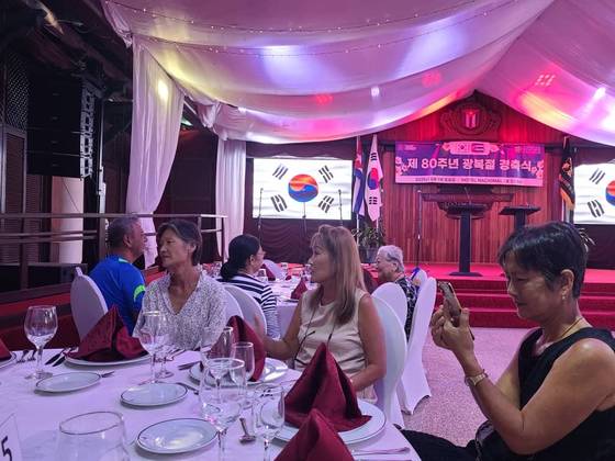 지난 9일 쿠바 수도 아바나에서 열린 제80주년 광복절 경축식에 참석한 아자리아 임(32)의 가족. 사진 아자리아 임