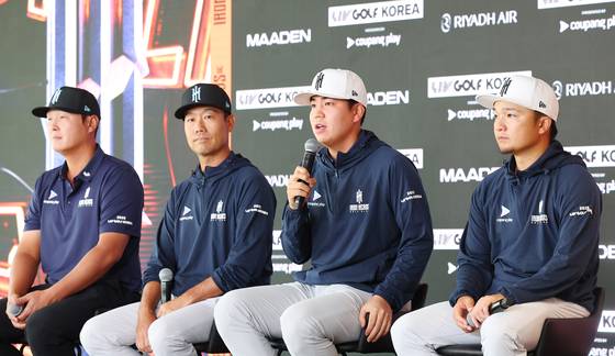 지난 4월 '아이언 헤드'팀 기자회견에서 장유빈(오른쪽에서 두번째)이 취재진 질문에 답하고 있다. 연합뉴스.