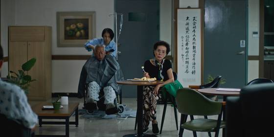 단편 영화 '첫여름'에서 영순(허진)은 손녀의 결혼식에 가자는 남편을 뿌리치고, 남자친구 학수(정인기)의 사십구재에 참석한다. 사진 한국영화아카데미(KAFA)