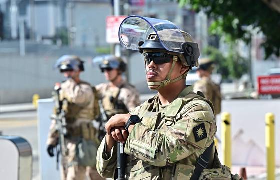 지난 6월 미국 캘리포니아주 로스앤젤레스에서 에드워드로이발 연방 건물 앞에서 주방위군 대원이 서 있다. AFP=연합뉴스