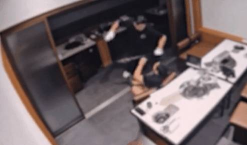 지난 12일 오후 11시20분쯤 전북 정읍의 한 고깃집에서 사장 A씨(30)가 아르바이트 학생 B군(19)을 폭행하는 모습. 뉴시스