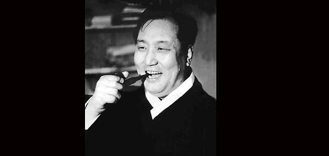 천관우(1925~1991) 선생은 언론인이자 역사학자였다. 6척(약 180cm) 큰 키에 100kg 몸집의 우람한 거구였다. 체구만이 아니라 학식이며 의식, 정신이 담대했다. 대주가였으며 파이프 담배를 즐겨 피웠다. 그와 함께 일한 후배들은 한국 언론계의 든든한 버팀목이었다고 평가한다.