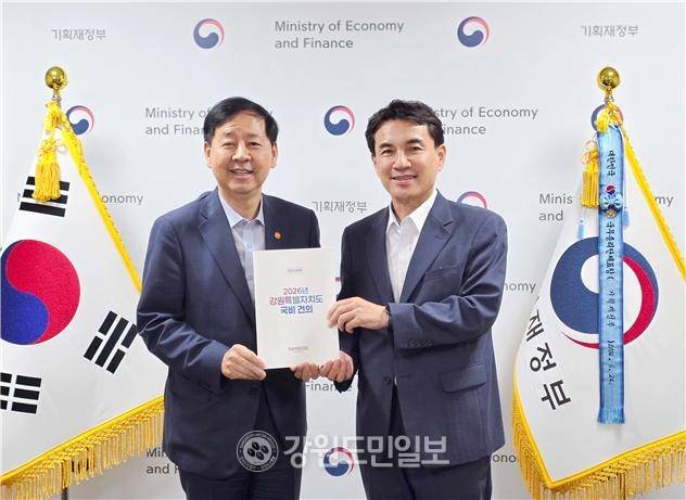 ▲ 김진태 도지사는 13일 정부서울청사를 방문, 구윤철 경제부총리 겸 기획재정부 장관에게 조기폐광 경제진흥사업, 용문~홍천 광역철도, 삼척~강릉 고속화철도 등 3개 사업의 예비타당성 조속 통과와 국비 반영을 적극 요청하면서 강원·경북·울산·부산 4개 시도지사의 친필 서명이 담긴 삼척~강릉 고속화철도 예타 통과 공동건의문을 전달했다. 강원도 제공