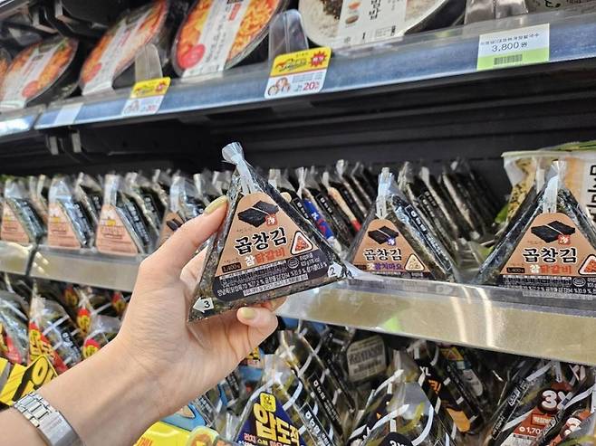 ▲ 전남 진도군이 BGF리테일과 협업해 CU에서 '진도 곱창김 삼각김밥'을 선보인다 [전남 진도군]&nbsp;