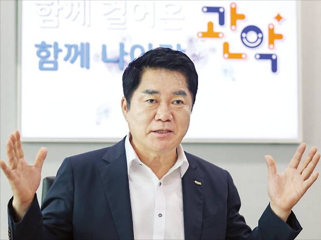 박준희 서울 관악구청장은 지난 11일 봉천동 구청 집무실에서 “관악은 2030년까지 유능한 청년 인재가 몰리는 전국 최고의 스타트업 허브가 될 것”이라고 말했다.   이솔 기자