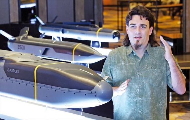 팔머 럭키 안두릴 창립자가 7일 서울 포시즌스 호텔에서 자사가 개발한 미사일 '바라쿠다'를 소개하고 있다. 사진=김범준 기자