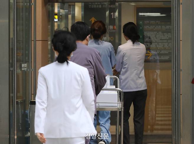 서울 서대문구 세브란스병원 의료진들이 한 병동으로 이동하고 있다. 김창길기자