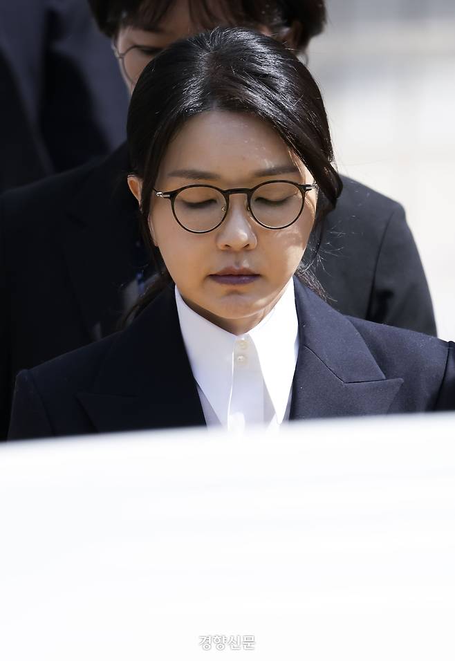 윤석열 전 대통령 부인 김건희 여사가 지난 12일 오후 서울 서초구 서울중앙지법에서 열린 구속 전 피의자 심문(영장실질심사)을 마치고 법원을 나서고 있다. 권도현 기자