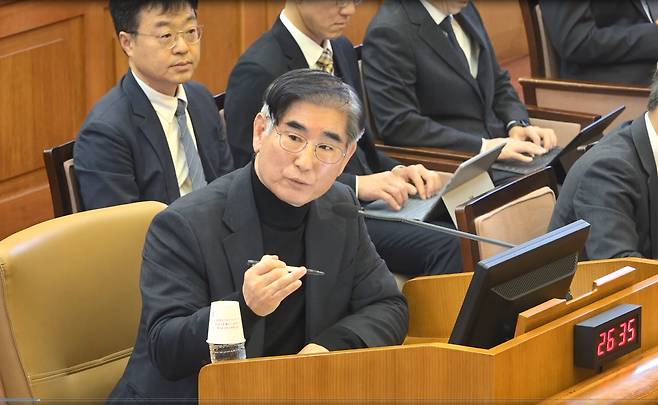 김용현 전 국방부 장관이 지난 1월 23일 서울 종로구 헌법재판소에서 열린 윤석열 대통령 탄핵심판 4차변론에 증인으로 출석해 발언하고 있다.  헌법재판소 제공.