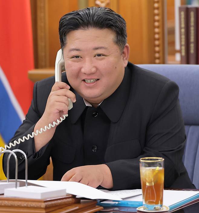 김정은 북한 국무위원장이 12일 블라디미르 푸틴 러시아 대통령과 전화 통화를 했다고 조선중앙통신이 13일 보도했다. 연합뉴스