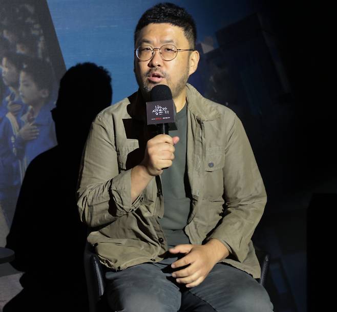 조성현 PD가 13일 CGV 용산아이파크몰에서 열린 넷플릭스 다큐멘터리 <나는 생존자다> 제작발표회에서 인사말을 하고 있다. 연합뉴스