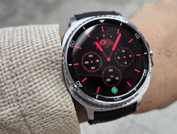 갤럭시 워치 8 클래식을 착용한 모습. 정옥재 기자