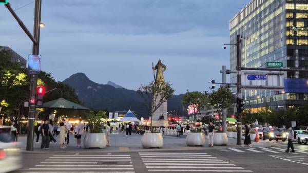 갤럭시 Z플립 7으로 같은 장소를 같은 시각에 촬영했다. 정옥재 기자