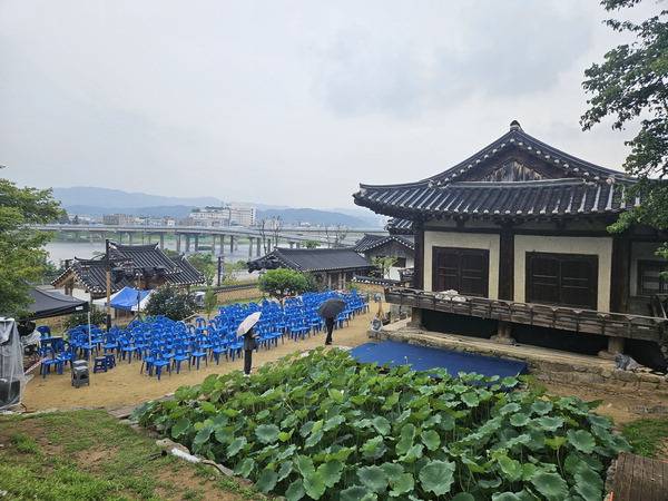 지난 8일 찾은 경북 안동시 법흥동 임청각 모습. 오른쪽의 품격 있는 한옥이 보물로 지정된 군자정이다. 이 집에서는 낙동강이 잘 보였다. 광복절을 앞두고 행사가 많은지, 마당에는 의자가 깔려 있다.