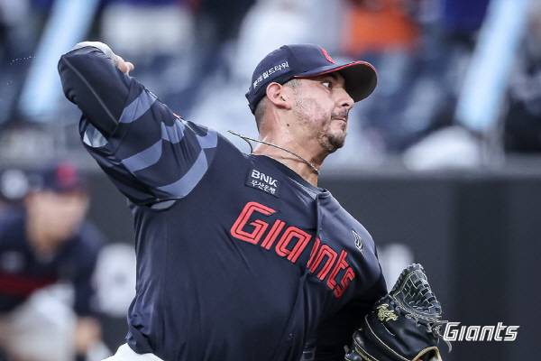 13일 대전 한화생명볼파크에서 열린 한화와 3연전 두 번째 경기에서 롯데 투수 벨라스케즈가 힘껏 공을 던지고 있다. 롯데 자이언츠 제공