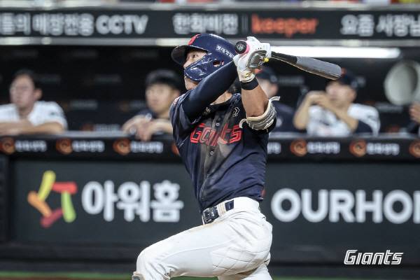 13일 대전 한화생명볼파크에서 열린 한화와 3연전 두 번째 경기에서 롯데 타자 전민재가 안타를 친 뒤 날아가는 공을 바라보고 있다. 롯데 자이언츠 제공