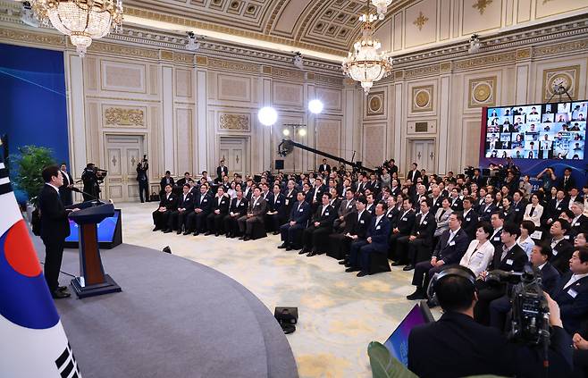 President Lee Jae Myung speaks at a briefing Wednesday at Cheong Wa Dae, the former presidential residence, to announce the administration's policy blueprint outlined by the State Affairs Planning Committee. (Yonhap)