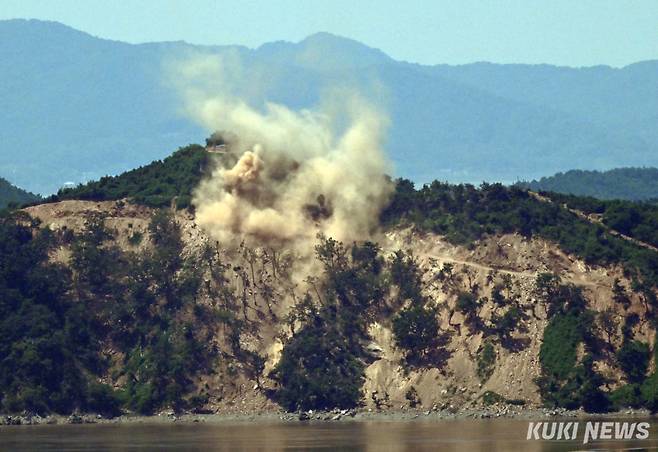 12일 12시 54분에서 약 1분간 경기도 파주시 오두산전망대 북서쪽 북한군 초소 아래서 3번의 커다란 폭발음과 함께 연기가 치솟아 오르고 있다.