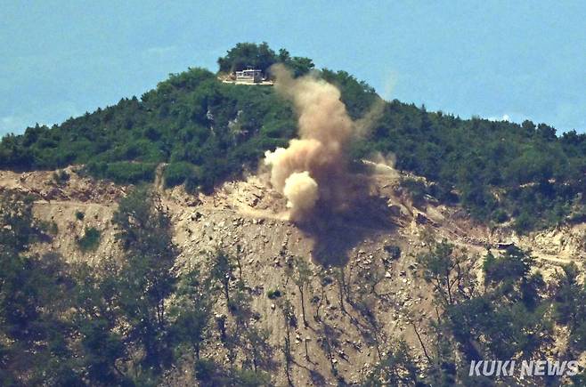 본지는 12일 오두산전망대에서 바라본 북한지역의 여름풍경 취재 도중 발생한 북측의 폭파모습을 렌즈에 담았다.