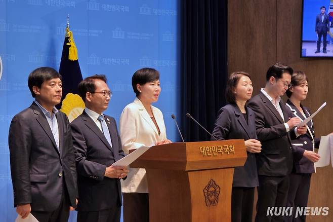 전현희 더불어민주당 정치테러대책위원회 위원장이 13일 서울 여의도 국회 소통관 기자회견장에서 이재명 대통령의 당 대표 당시 일어난 피습 사건의 재수사와 ‘테러’ 지정을 촉구하고 있다. 김건주 기자