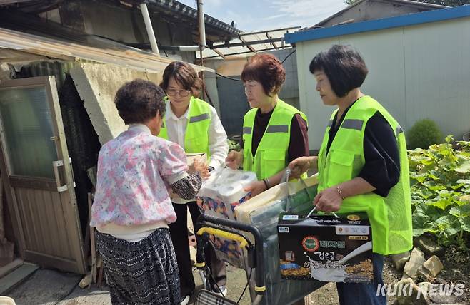 저소득층 음식 및 생필품 전달 모습.