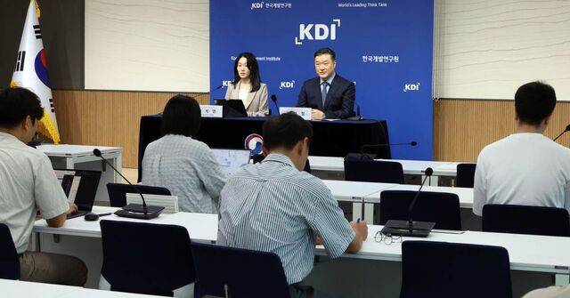 정규철(오른쪽) 한국개발연구원(KDI) 원장 등이 12일 정부세종청사에서 ‘8월 경제전망 수정’ 내용을 설명하고 있다. KDI는 2차 추가경정예산 편성 등으로 상반기 소비심리가 다소 살아나고 수출도 선방했지만 건설업 불황이 심화되면서 올해 한국 경제 성장률이 0.8%에 그칠 것으로 내다봤다. 뉴시스