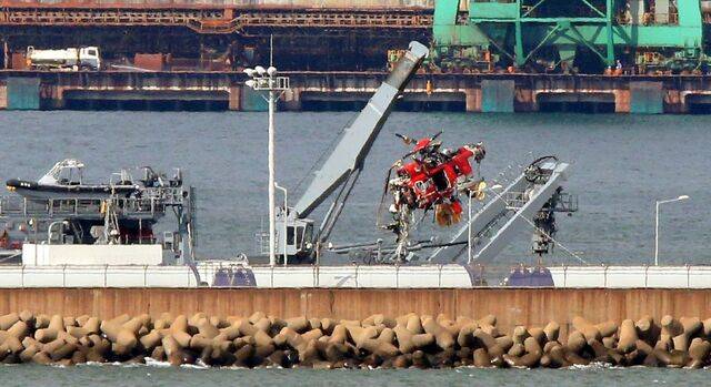 2019년 경북 포항 신항 해군 부두에 세워진 청해진함에서 해군 측이 독도에서 추락해 인양한 소방헬기 동체를 특수차로 옮기고 있다. 연합뉴스