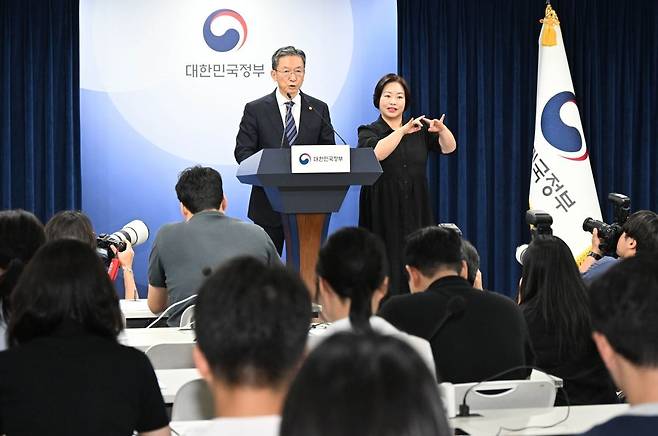 정성호 법무부 장관이 지난 11일 서울 종로구 정부서울청사 브리핑룸에서 8.15 광복절 특사 관련 브리핑을 하고 있다. 권현구 기자