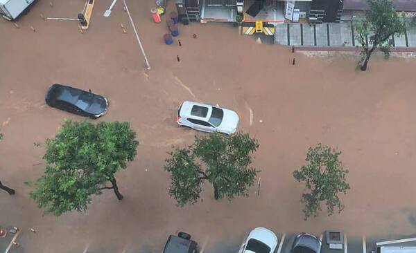 물에 잠긴 도로. 집중호우가 내린 13일 고양시 덕양구청 인근 도로의 모습. 연합뉴스