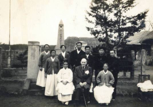 스코필드 박사의 제암리 방문 사진. 화성특례시 제공