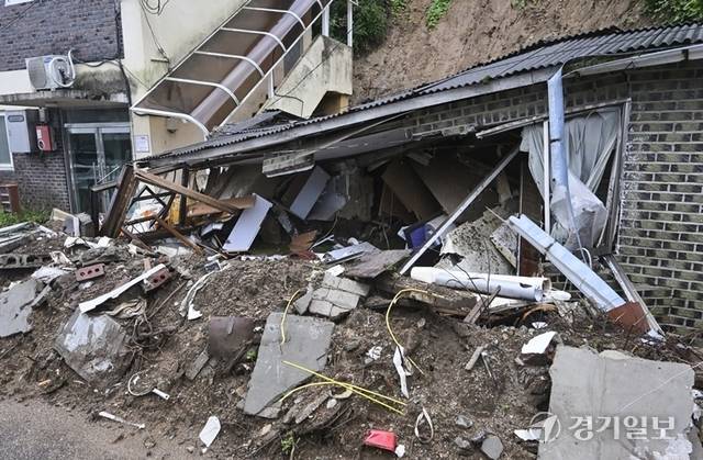 지난달 폭우로 산사태가 났던 가평군 조종면 일대가 피해를 복구하기도 전에 폭우가 예보돼 있어 피해지역 주민들이 우려하고 있다. 사진은 13일 가평군 조종면 일대 지난달 발생했던 산사태 피해지역의 모습. 홍기웅기자