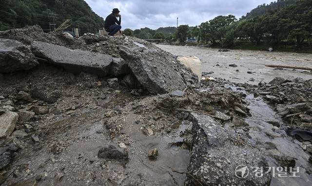 지난달 폭우로 산사태가 났던 가평군 조종면 일대가 피해를 복구하기도 전에 폭우가 예보돼 있어 피해지역 주민들이 걱정하고 있다. 사진은 13일 가평군 조종면 일대 지난달 발생했던 산사태 피해지역의 모습. 홍기웅기자