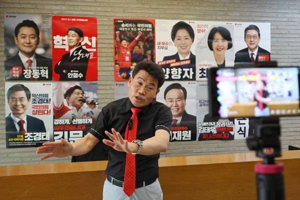 ▲국민의힘 전당대회 방해 논란 당사자인 전한길 씨가 지난 11일 서울 여의도 당사를 찾아 징계의 부당함을 알리는 개인 유튜브 방송을 하고 있다. ⓒ연합뉴스