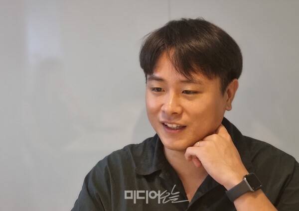 ▲김인식 스튜디오모닥 PD가 지난 6일 서울 마포구 상수동 사옥에서 미디어오늘과 인터뷰하는 모습. 사진=금준경 기자