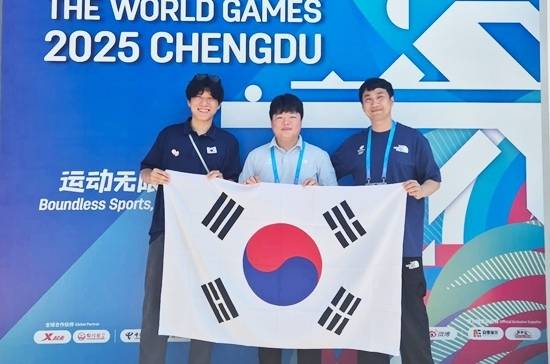 조명우가 13일 청두월드게임 4강에서 트란을 꺾고 결승에 진출, 한국 3쿠션사상 처음으로 메달을 확보한 기념으로 대회장 포토존에서 포즈를 취하고 있다. (왼쪽부터) 대한당구연맹 국제담당 김재원 주임, 조명우, 홍진표 한국당구대표팀 감독. (사진=대한당구연맹)