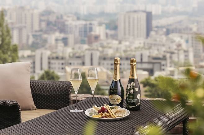 그랜드 하얏트 서울은 샴페인 페리에 주에를 무제한으로 제공하는 샴페인 아워를 진행 중이다. / 사진=그랜드 하얏트 서울