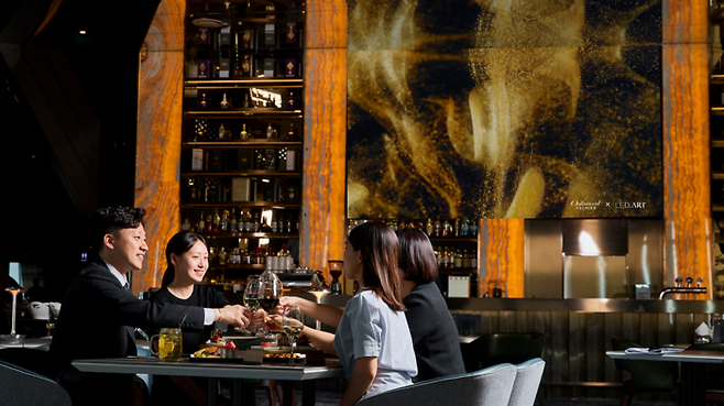 오크우드 프리미어 인천 ‘파노라믹 65’에서는 약 10가지의 스페인 와인과 맥주를 무제한으로 맛볼 수 있다. / 사진=오크우드 프리미어 인천