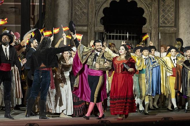 제102회 베로나 아레나 오페라 페스티벌에서 공연 중인 '카르멘'(연출 프랑코 제피렐리)의 한 장면.  베로나 아레나 재단