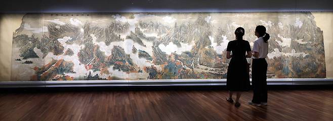 13일 서울 종로구 국립고궁박물관에서 관람객들이 창덕궁 희정당 대청 서쪽 벽을 장식했던 김규진의 '금강산만물초승경도'를 살펴보고 있다.  뉴스1