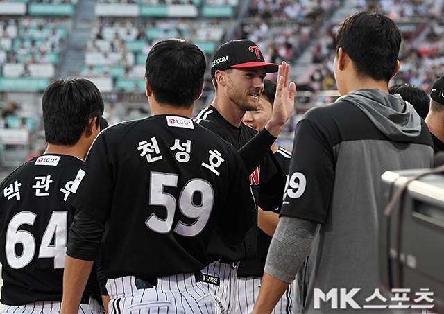 12일 오후 수원KT위즈파크에서 ‘2025 KBO리그’ LG 트윈스와 KT 위즈의 경기가 열렸다. 3회말 1사 1루에서 LG 선발 톨허스트가 KT 권동진을 병살 처리한 뒤 기뻐하고 있다. 사진(수원)=천정환 기자