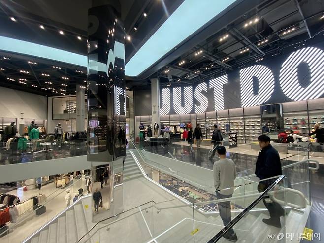 중국 베이징 내 최대 쇼핑몰밀집지역 중 하나이자 중국 내수경제 바로미터 격인 왕푸징거리 내 대형 나이키 매장에서 중국인들이 쇼핑하고 있다. /사진=우경희 기자