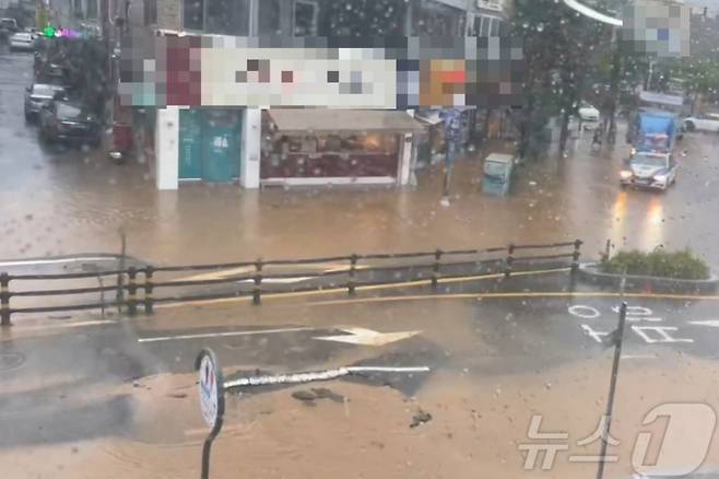 전남 여수 지역에 최대 192㎜의 폭우가 쏟아지면서 도로 파손 등 피해가 잇달았다. /사진=뉴스1(독자 제공)