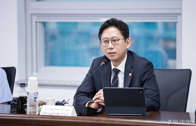 배경훈 과학기술정보통신부 장관이 13일 오전 서울 관악구 서울대학교 반도체공동연구소에서 열린 'R&D 생태계 혁신을 위한 연구현장 간담회' 에서 연구자들과 '연구개발 생태계 혁신방안' 관련 의견을 나누고 있다. /사진=과학기술정보통신부
