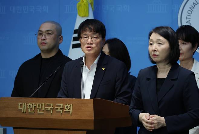 박주민 국회 보건복지위원장과 문신사제도화 민관협의회 TFT 회원들이 13일 서울 여의도 국회 소통관에서 문신사법 제정 촉구 기자회견을 하고 있다. /사진=뉴시스